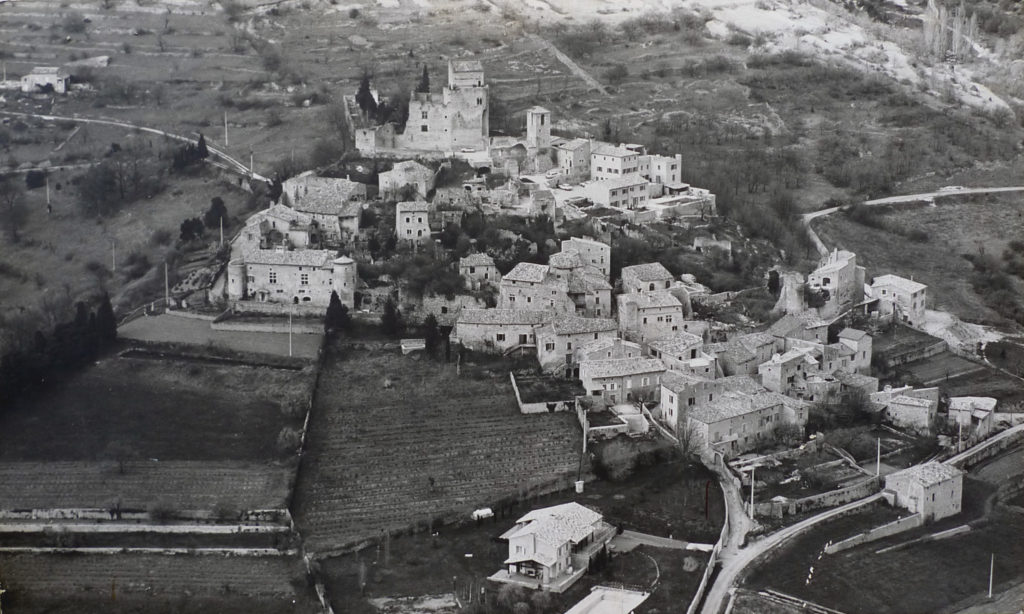 Vue aérienne du village en 1968 (Musée du Protestantisme Dauphinois)